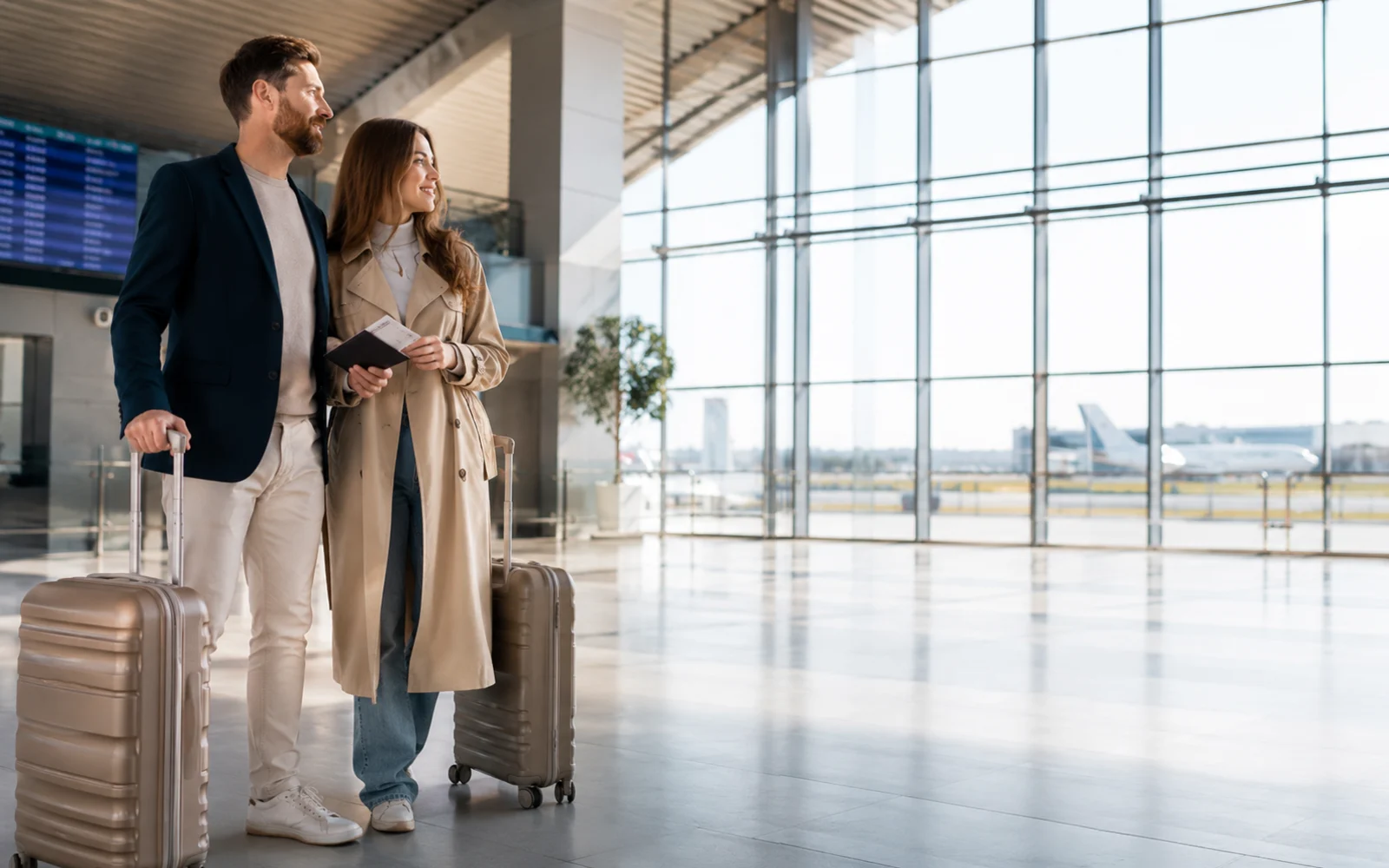 Casal em terminal de aeroporto